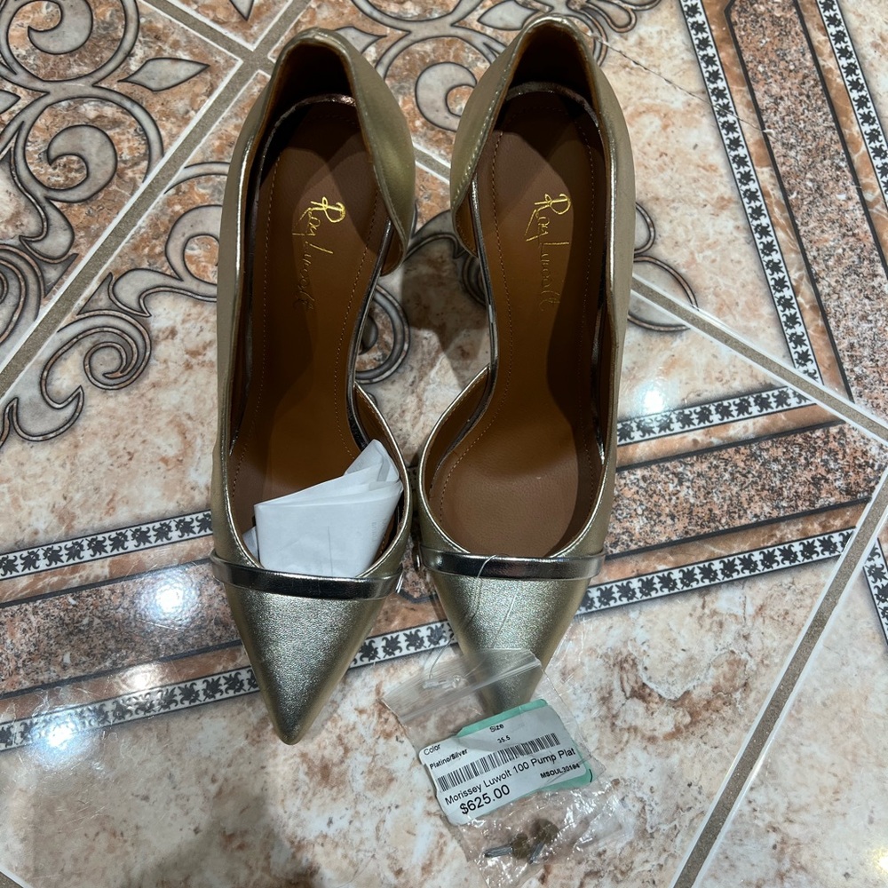 Elegant pumps!